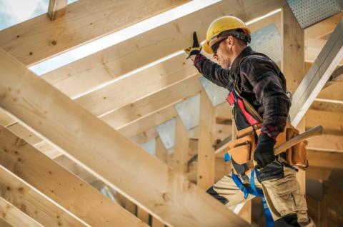 Carpenter in roof trusses