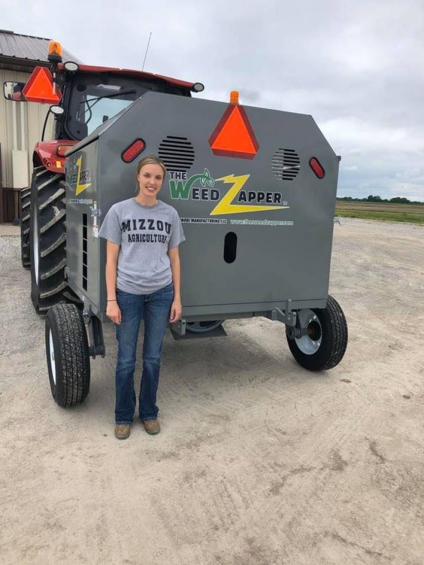 Haylee Schreier works with Kevin Bradley, an MU Extension weed scientist and professor of plant sciences. Photo courtesy of Haylee Schreier.